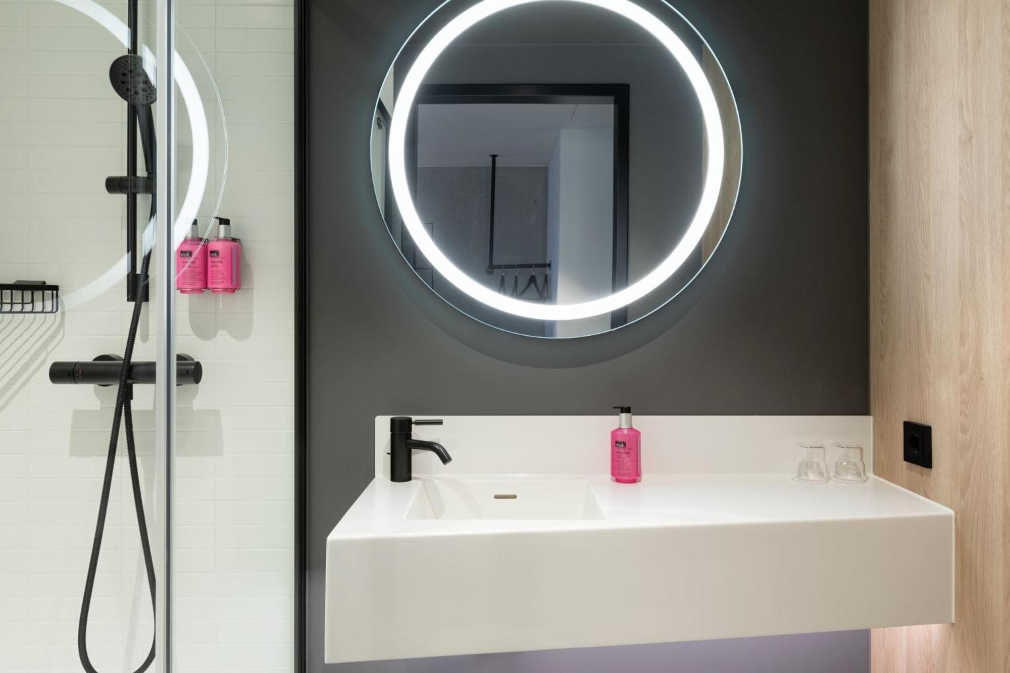 Moxy Outletcity Metzingen Метцинген Екстер'єр фото